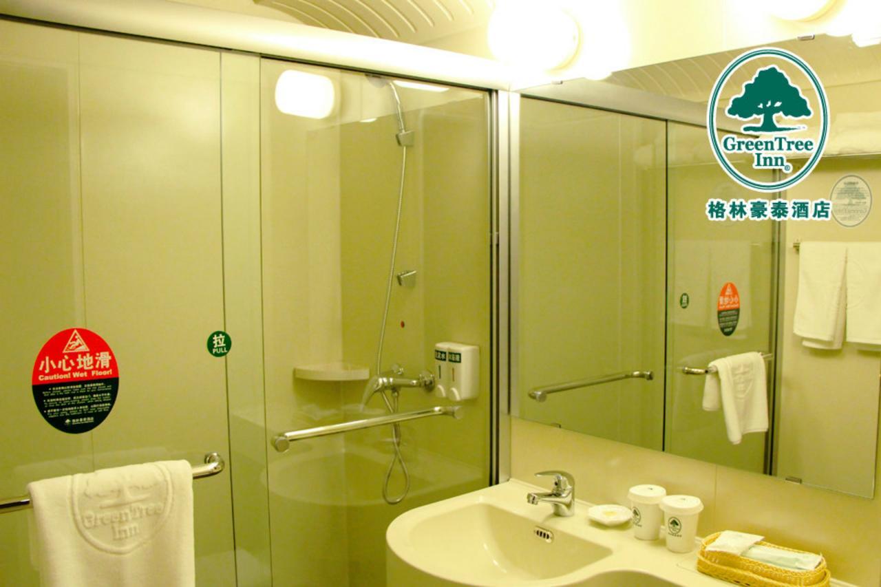 Greentree Changyang Road Jiangpu Park Metro Station Business Hotel