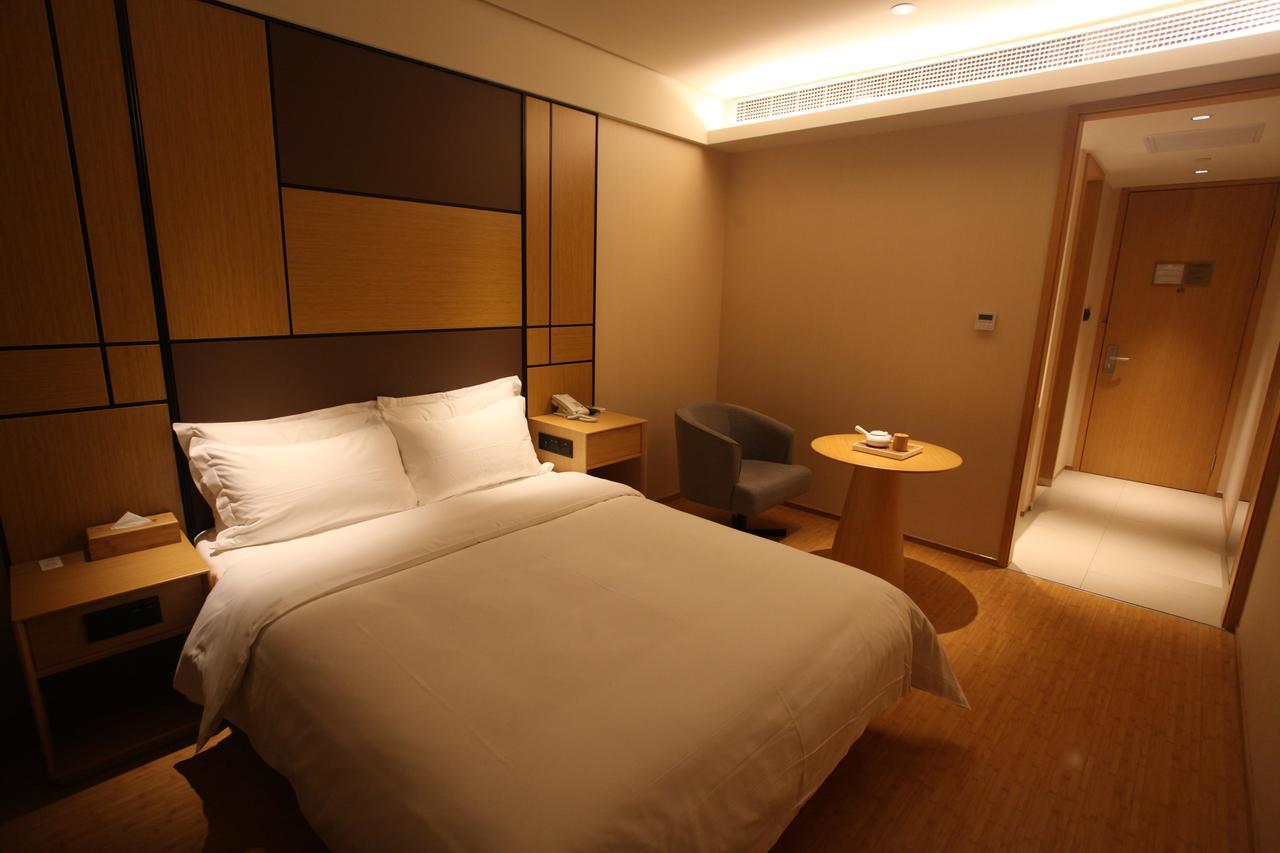 Ji Bund East Nanjing Road Pedestrian Street Hotel 4*