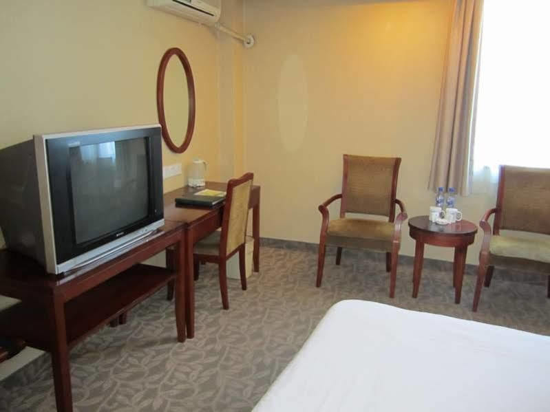 Hotel Greentree Changyang Road Jiangpu Park Metro Station Business 3*