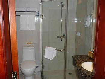Hotel Greentree Changyang Road Jiangpu Park Metro Station Business 3*
