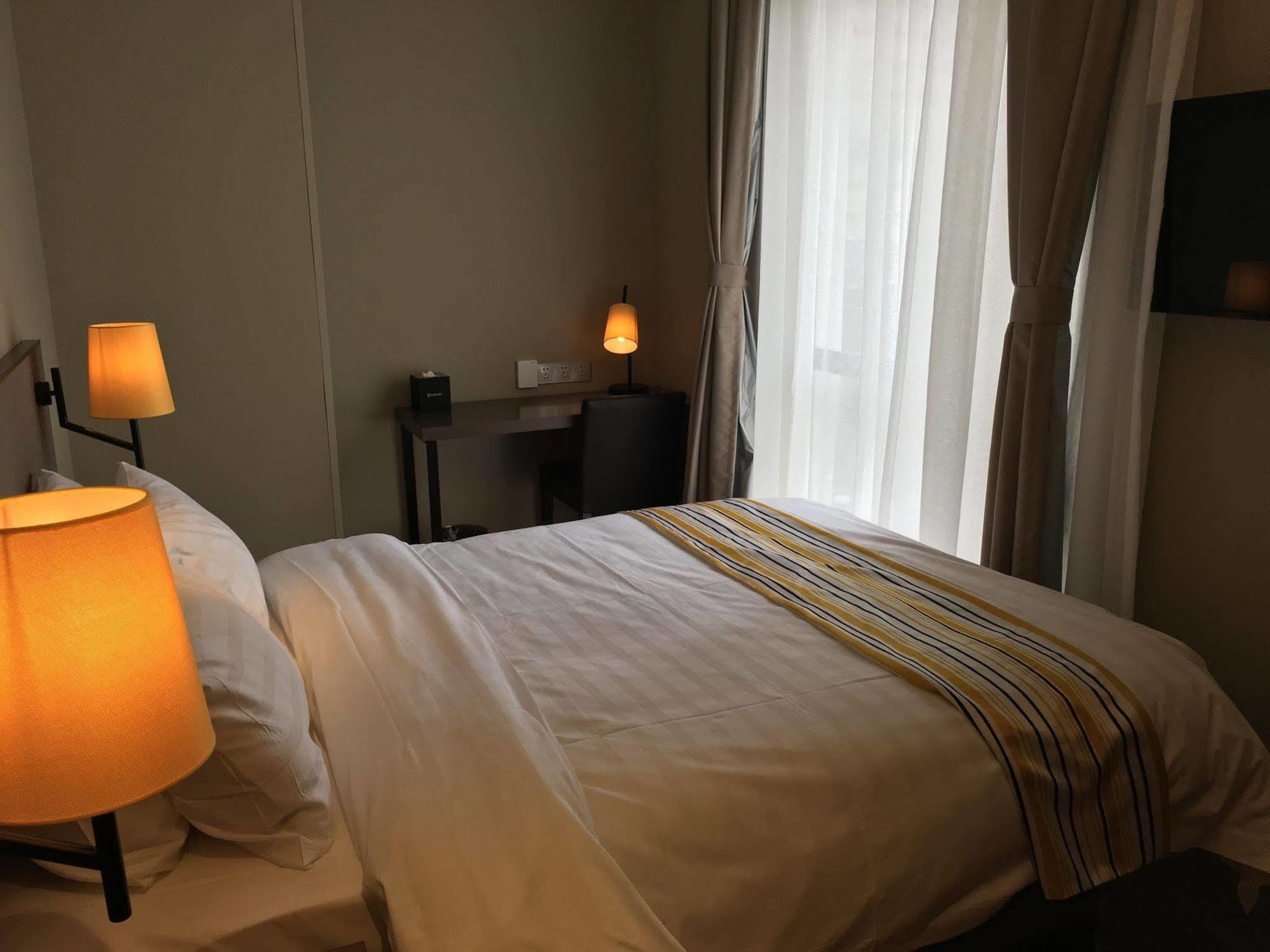People's Square East Jinling Road Hotel