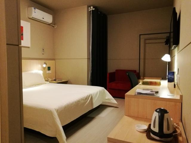 Jinjiang Baoshan Gongfu Xincun Hulan Road Subway Station Hotel 3*