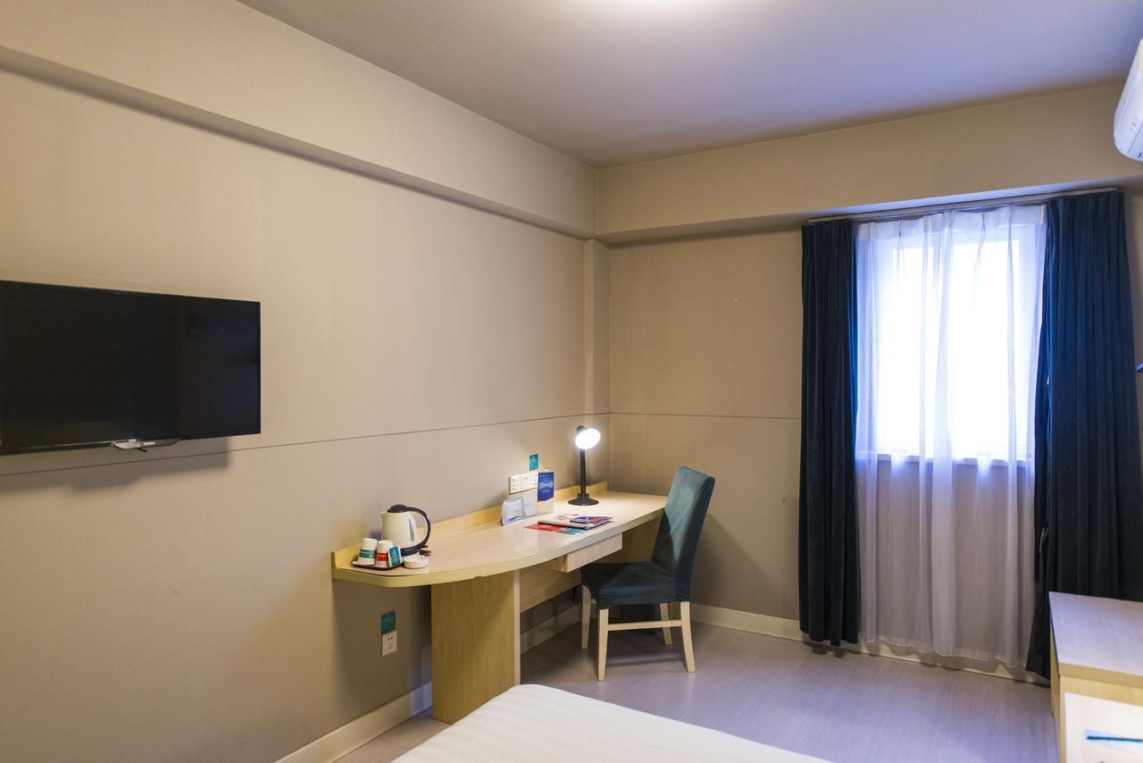 Jinjiang Baoshan Gongfu Xincun Hulan Road Subway Station 3*