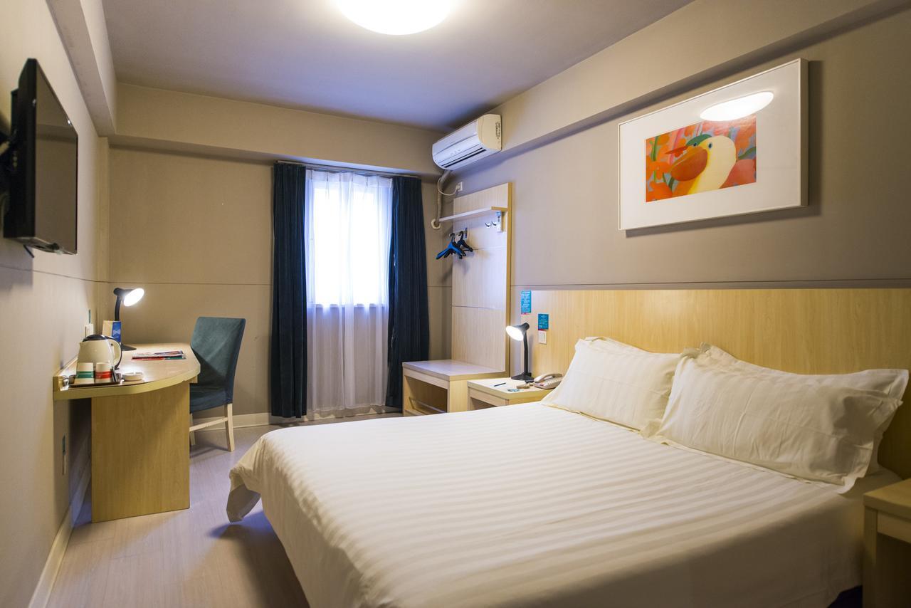 Jinjiang Baoshan Gongfu Xincun Hulan Road Subway Station Hotel 3*