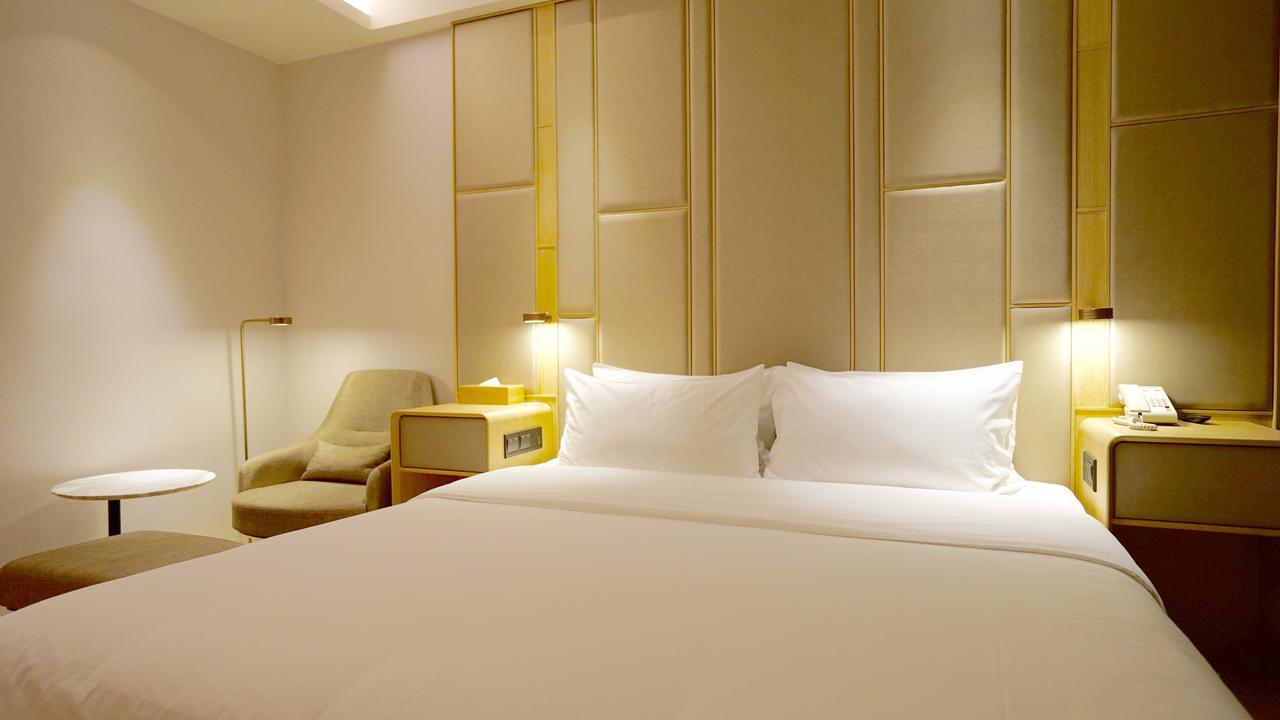 Ji Baoshan Youyi Road Hotel 3*