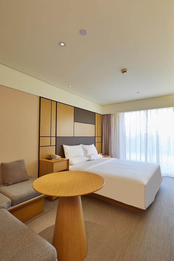 Ji Hongqiao Airport Huqingping Highway Hotel 4*