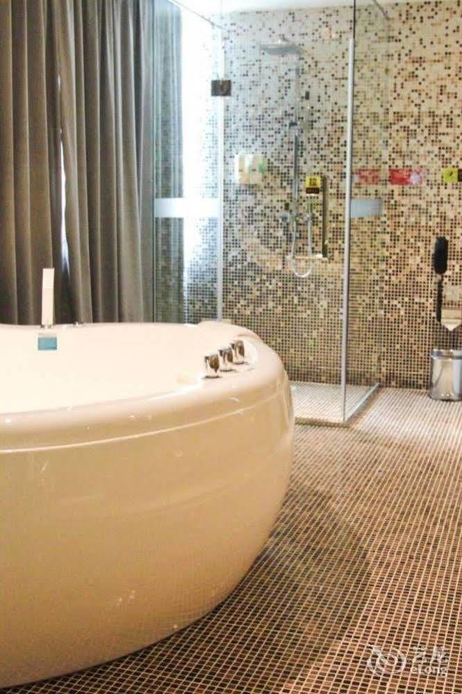 Vienna International Hongkou Guangyue Road Hotel 3*