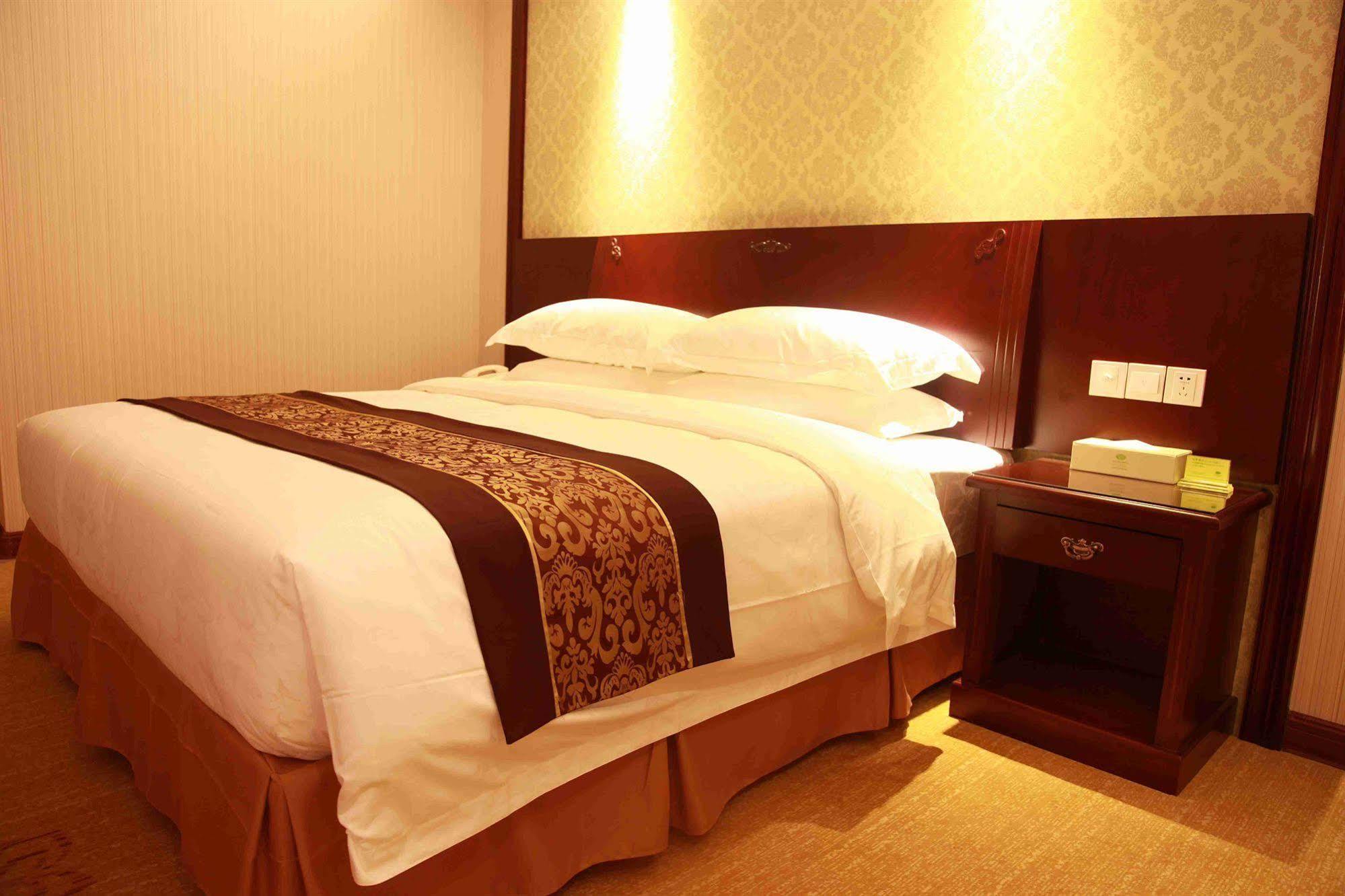 Vienna Pudong Airport Hotel 2*