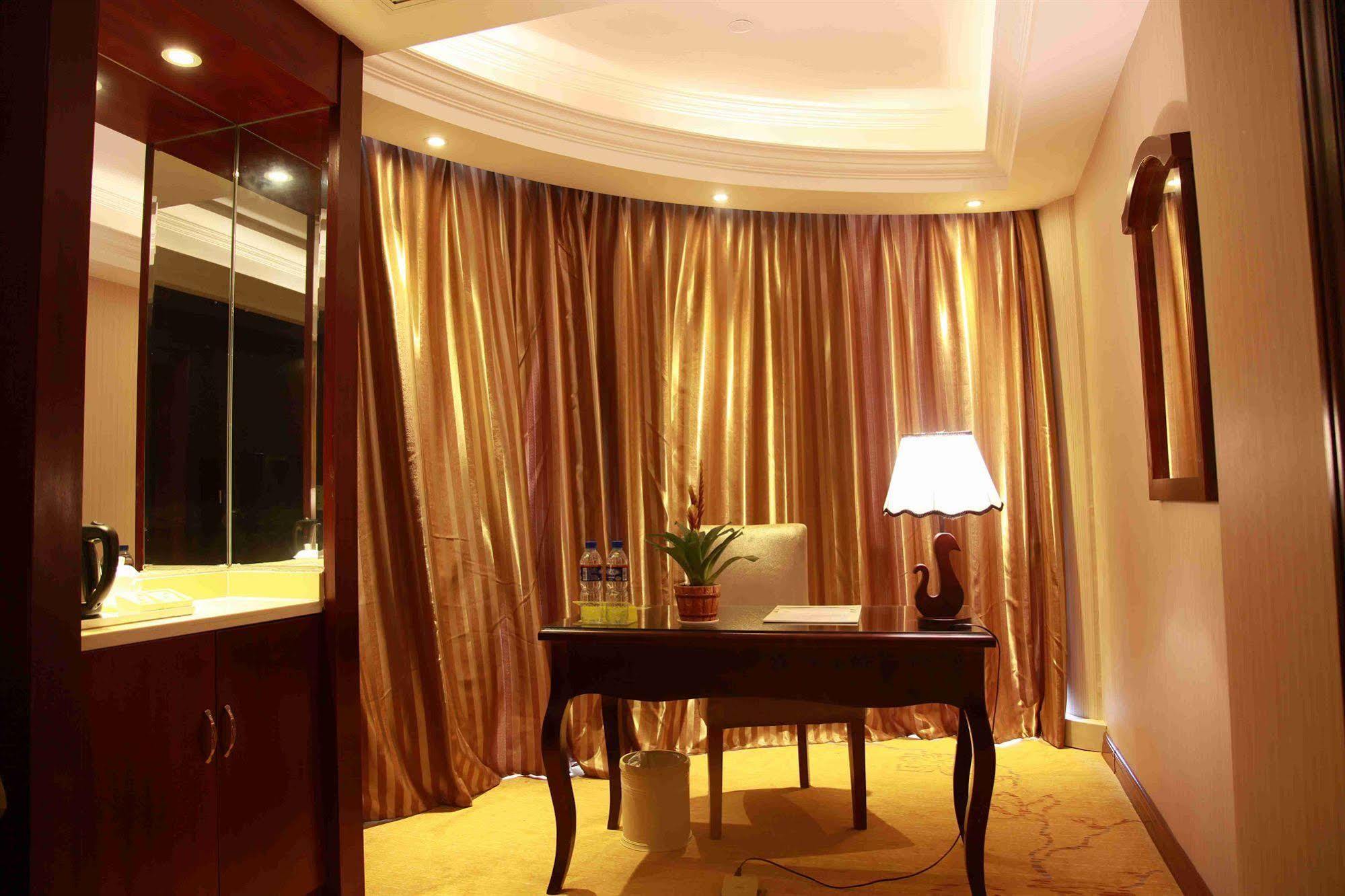 Vienna Pudong Airport Hotel 2*