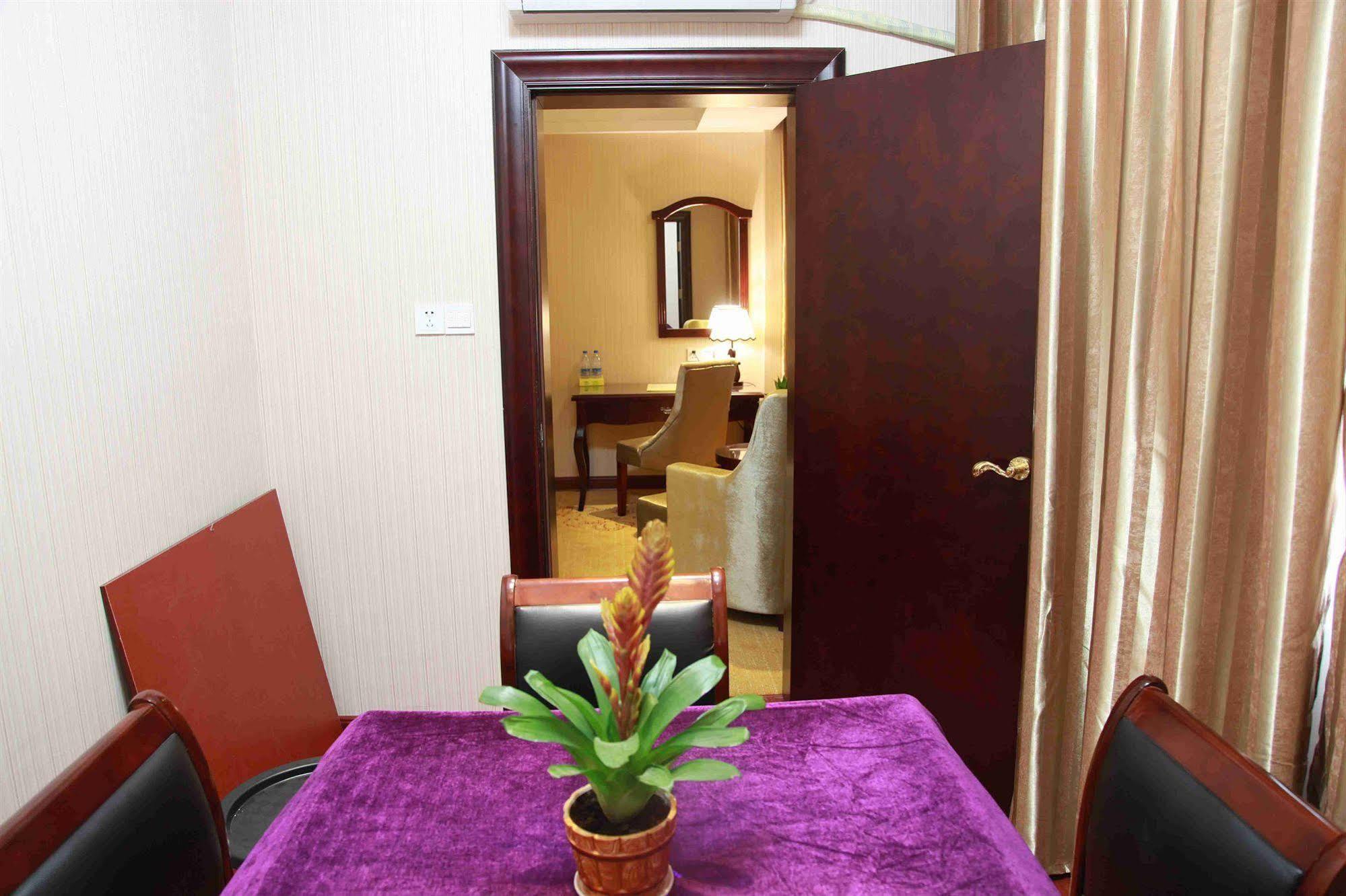 Hotel Vienna Pudong Airport 2*
