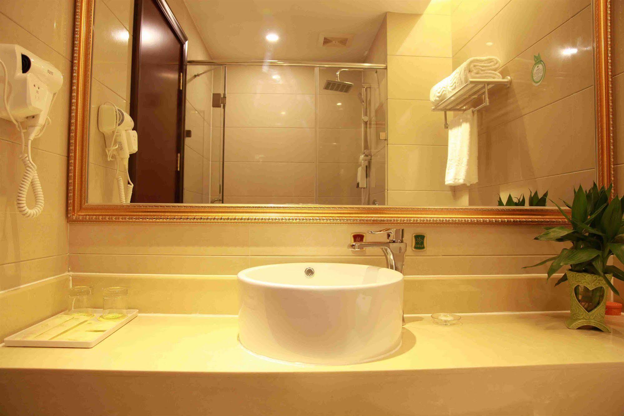 Vienna Pudong Airport Hotel 2*