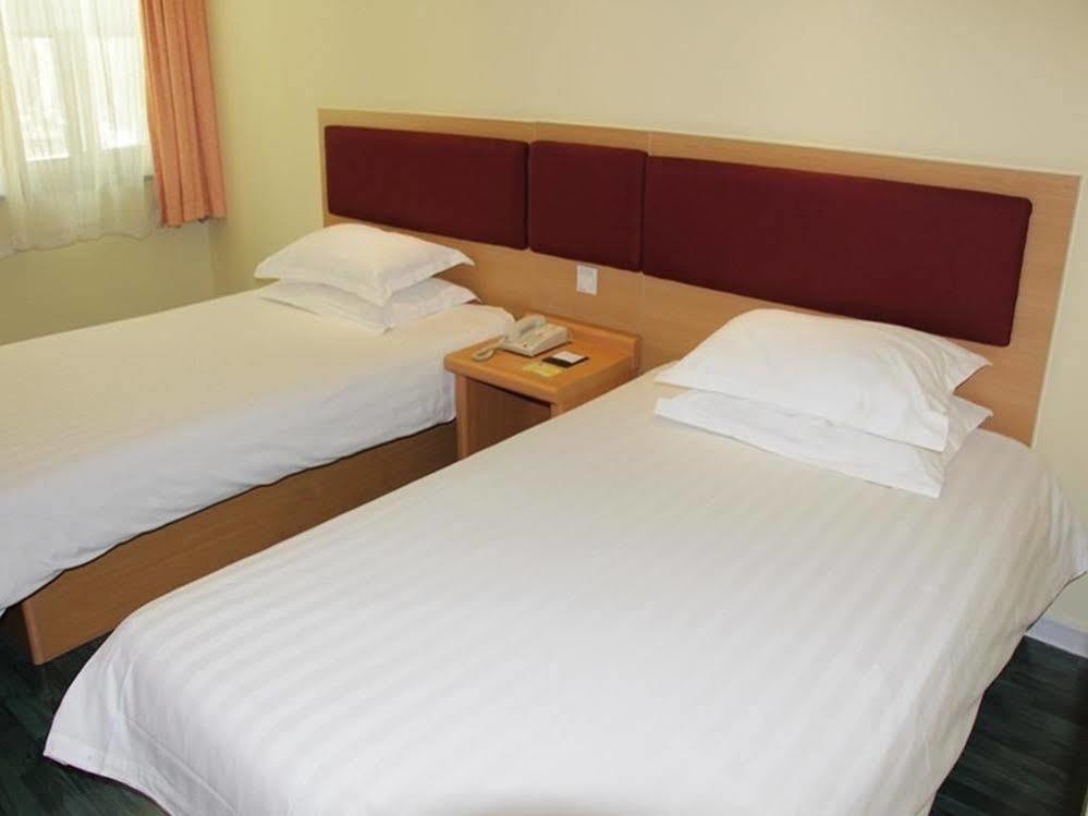 Lu Jia Zui Hotel 2*