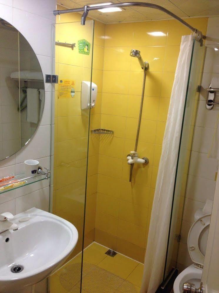 Hotel Chuansha Metro Station Xinchuan Road 2*