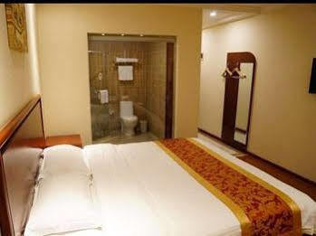 Hotel Greentree Songjiang Wanda Plaza Rongmei Road Express 2*