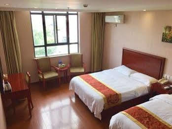 Hotel Greentree Songjiang Wanda Plaza Rongmei Road Express 2*
