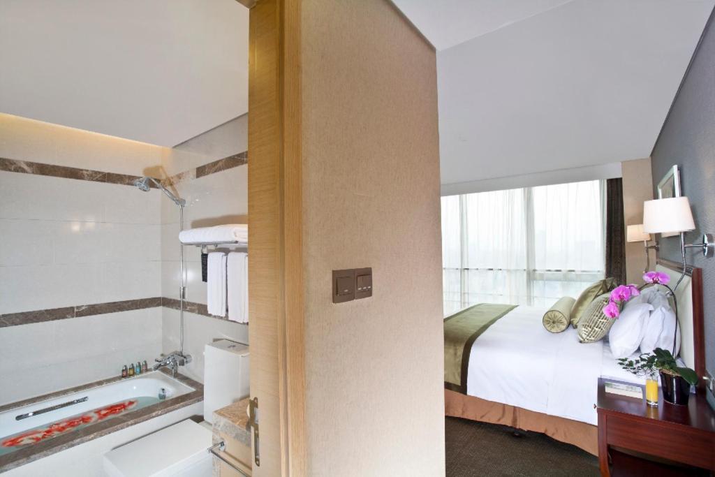 Regal Plaza & Waigaoqiao 4*