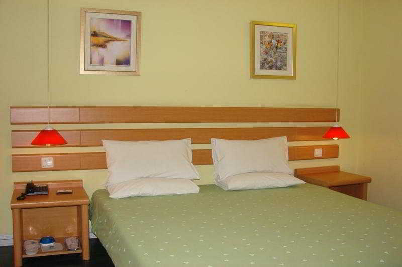 Hotel Hongqiao Beihong Road Beixinjing Metro Station 2*
