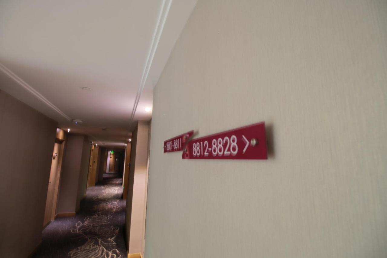 Hotel Yitel Hongqiao Caohejing Hongmei Road Metro Station 4*