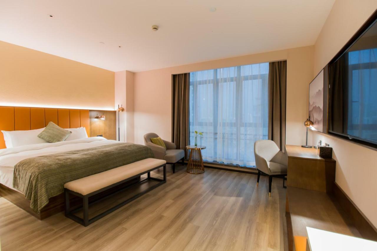 Yitel Hongqiao Caohejing Hongmei Road Metro Station 4*