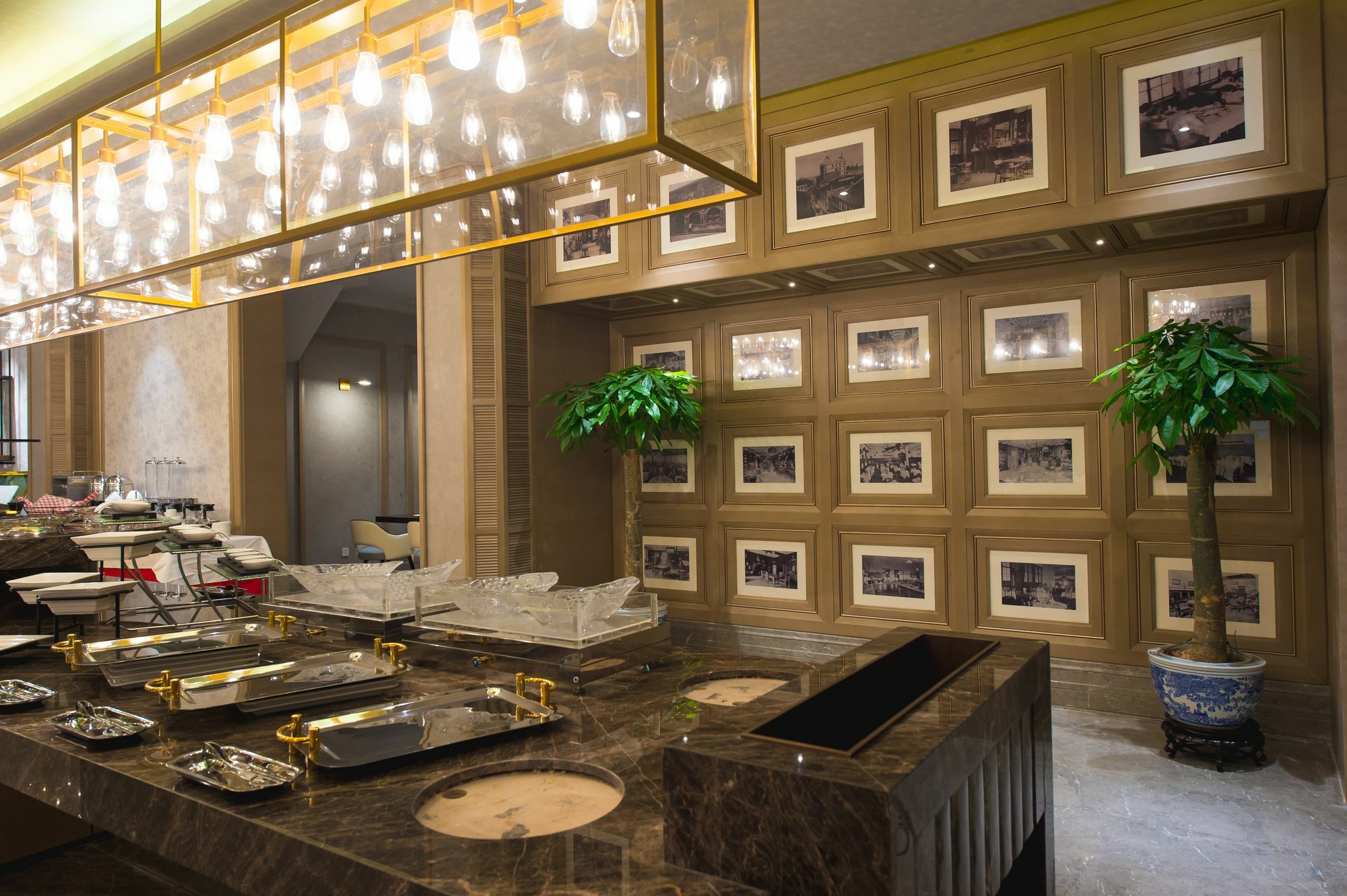 Jinjiang Metropolo Classiq Nanjing Road Hotel 4*