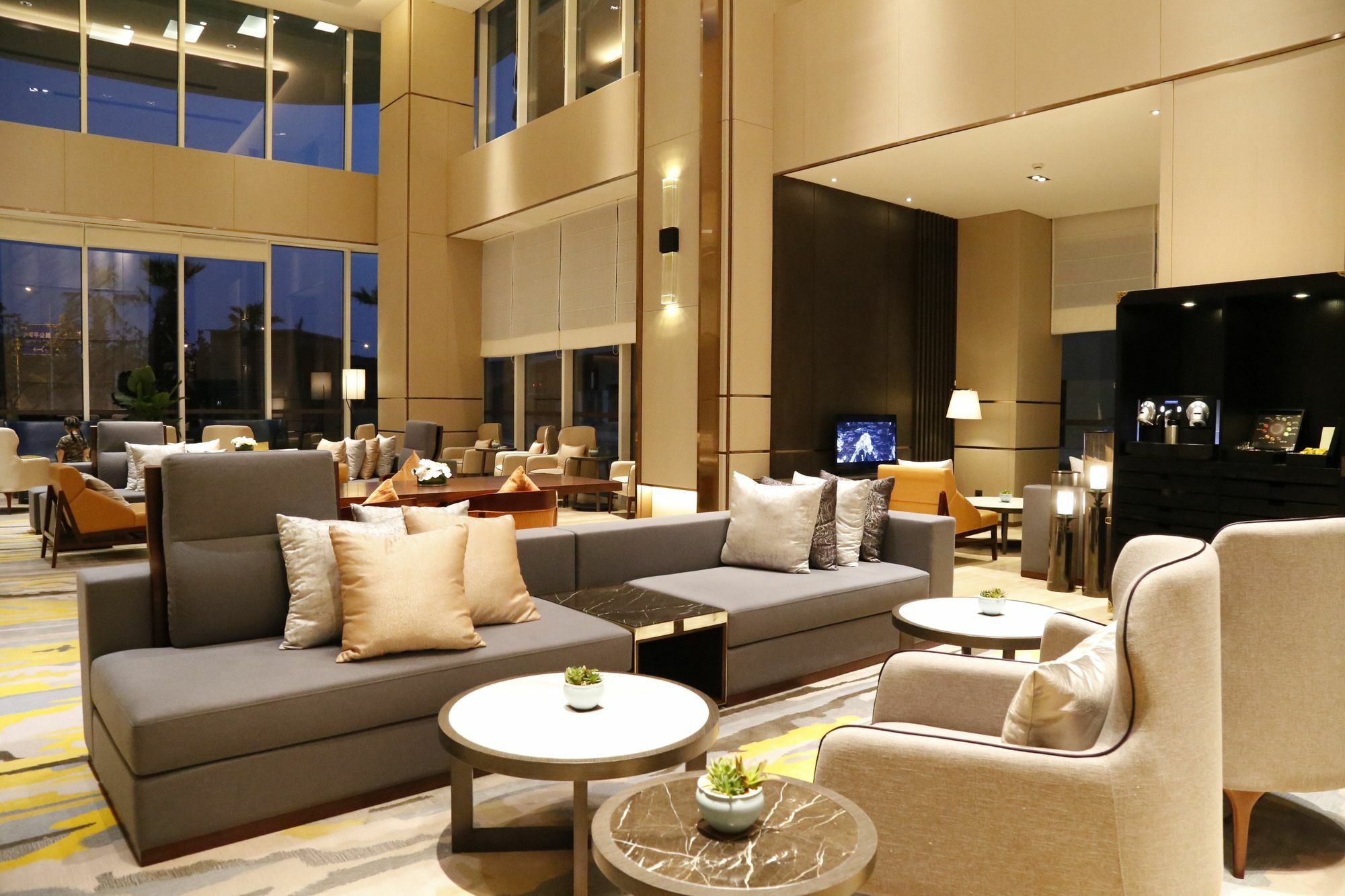 Primus Hongqiao Aparthotel 4*