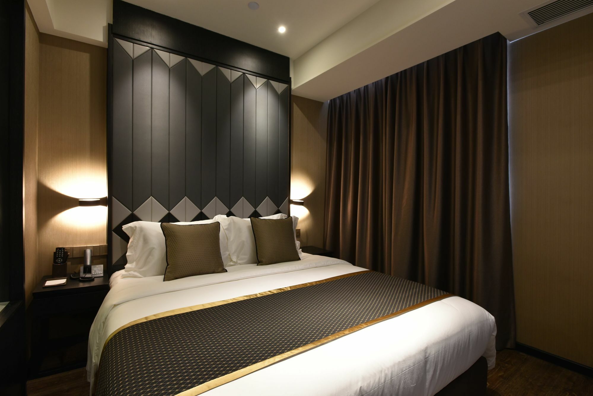 Hotel Shanghai-deco Hotel-free Shuttle Bus To Pudong Airport And Disneyland 4*