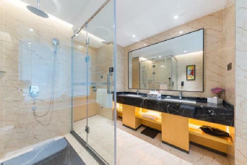 Howard Johnson Leonora Plaza Hotel 5*