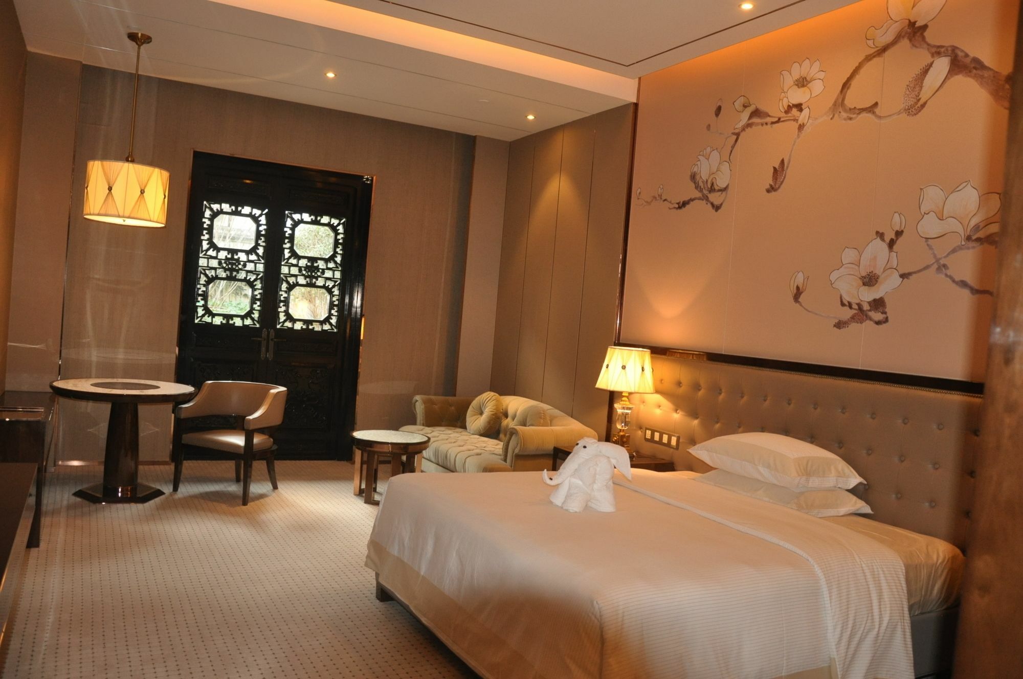 Hotel Royal Garden Shanghai-free Shuttle To And From & Pvg & Close Metro Line2 Easy To Sha New Expo Shanghai