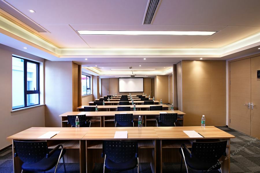 Lavande Huamu Hotel 2*