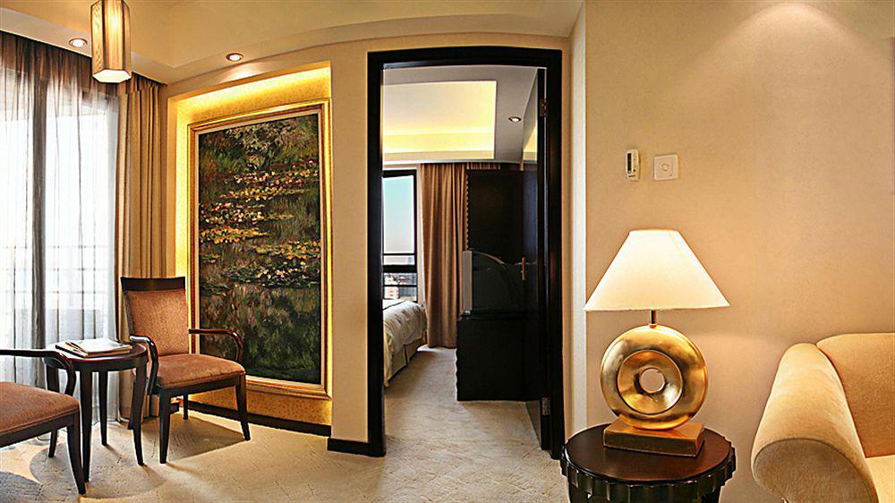 Howard Johnson Apartment *