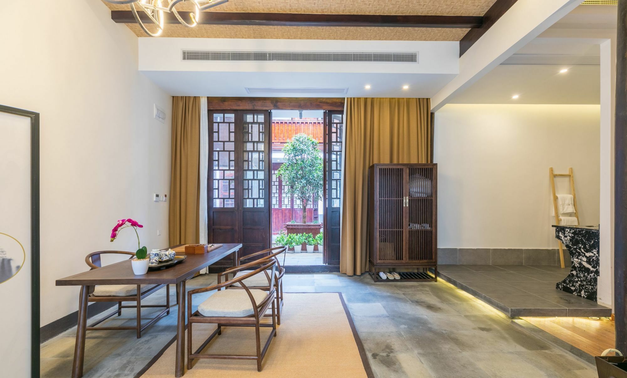 Yi Garden Cultural Branch Hotel