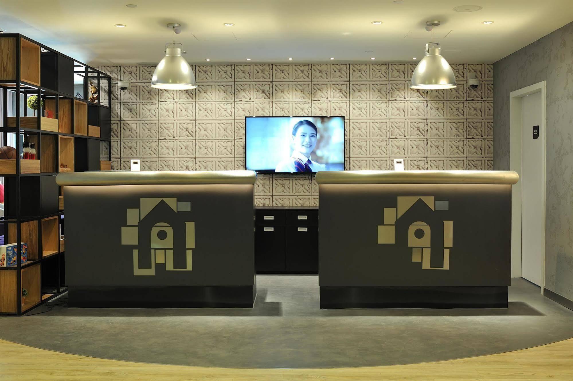 Campanile Railway Station And People's Square - 15 Minutes Drive To The Bund 3* Shanghai