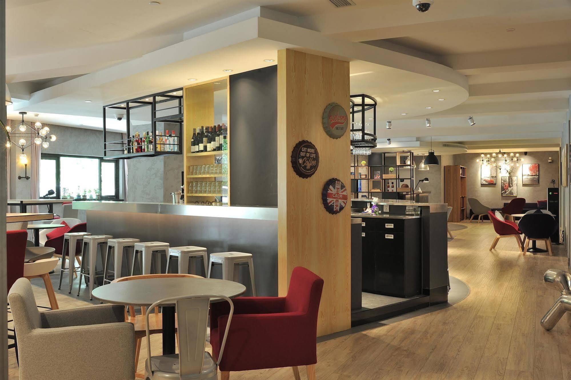 Campanile Railway Station And People's Square - 15 Minutes Drive To The Bund Hotel Shanghai