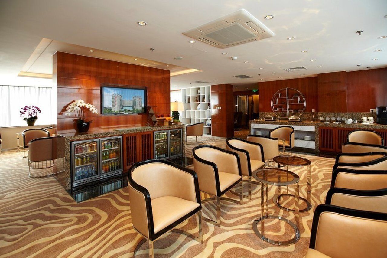 Hotel Ramada Plaza Pudong Airport - A Journey Starts At The Pvg Airport 4*