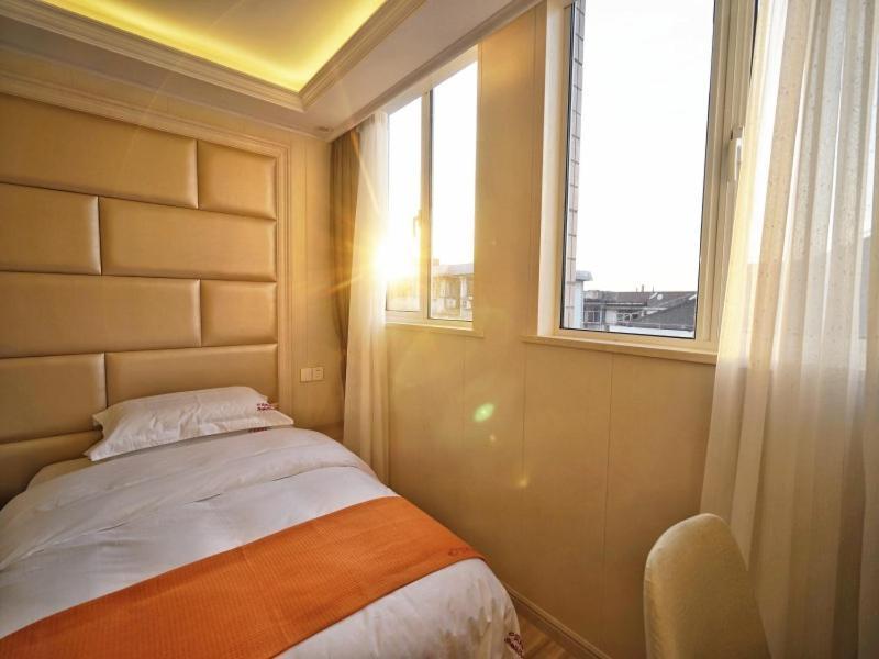 Hotel Shell Baoshan District Songbin Road Subway Station