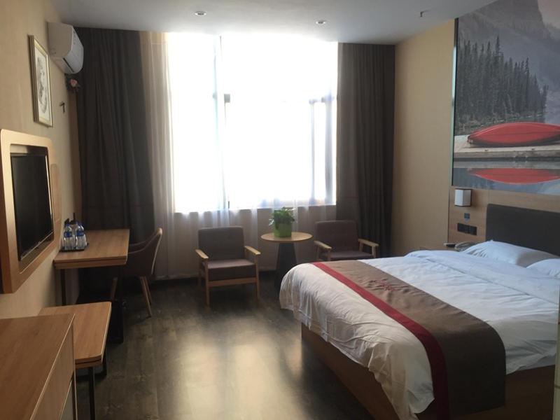 Thank Chain Baoshan District Yang Hang Town Hotel
